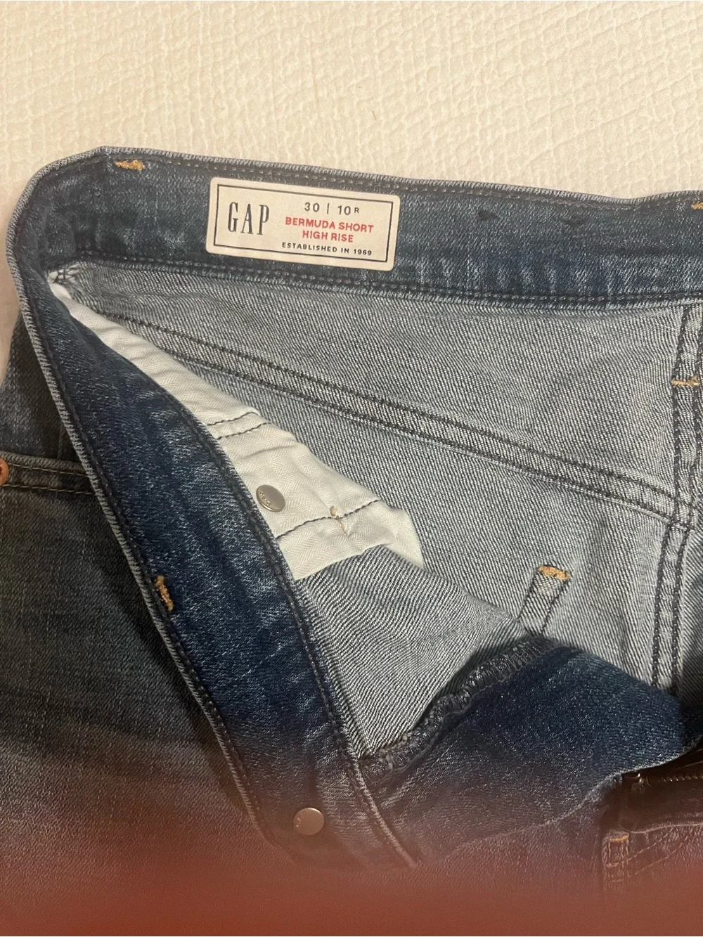 GAP Women’s 9” Bermuda Short Denim Shorts High Rise- Medium  Blue Wash 30 10 - Picture 3 of 4